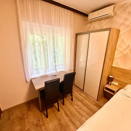Bed and breakfast Panzió - 2*